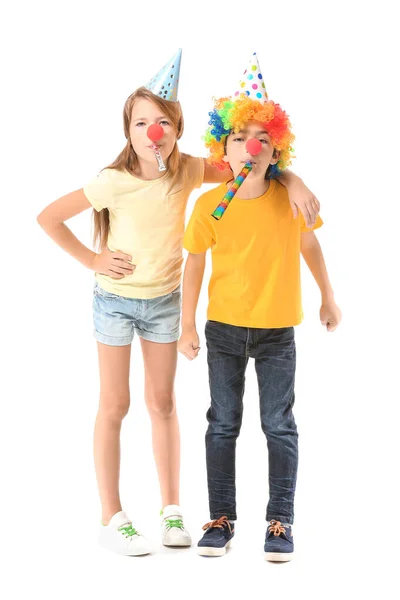 Kleine Kinder Lustigen Verkleidungen Und Mit Trillerpfeifen Auf Weißem Hintergrund — Stockfoto