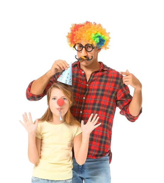 父亲和女儿化装成滑稽的样子 在白色背景上吹口哨 四月愚人节庆祝活动 — 图库照片