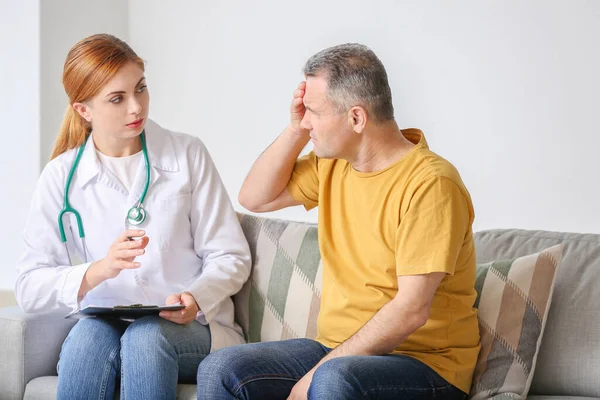 Uomo Maturo Visita Medico Clinica — Foto Stock