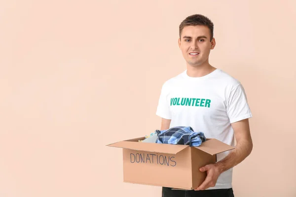 Voluntariado Con Donaciones Para Personas Pobres Sobre Fondo Color — Foto de Stock