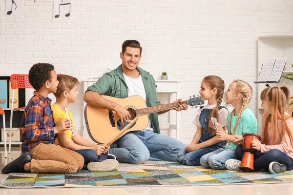 Lehrer Gibt Musikunterricht Der Schule — Stockfoto