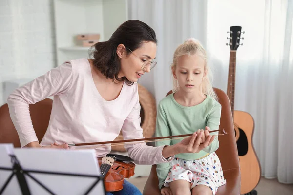 Privat Musiklärare Ger Violinlektioner Till Liten Flicka Hemma — Stockfoto