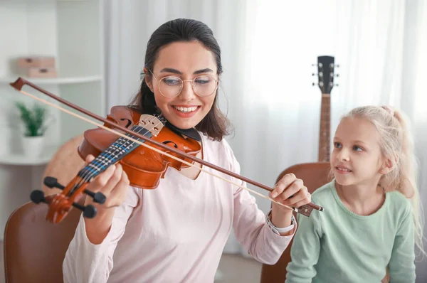 Private Music Teacher Giving Violin Lessons Little Girl Home — Stock Photo, Image
