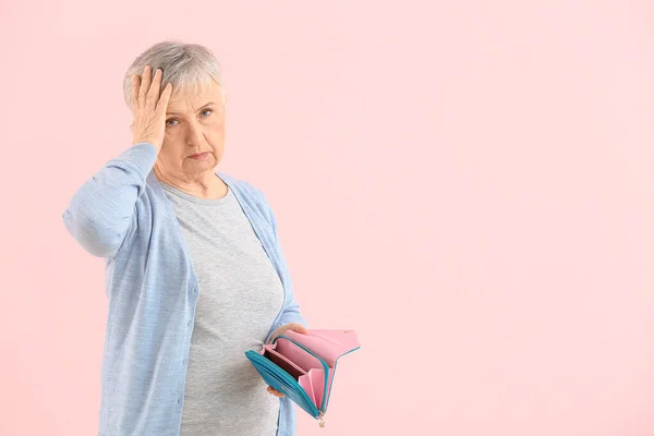 Mujer Mayor Con Cartera Vacía Sobre Fondo Color — Foto de Stock