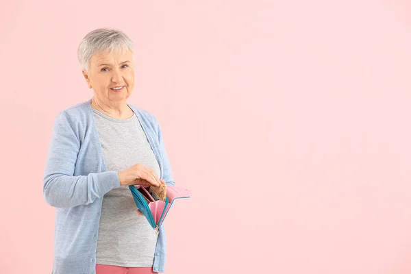 Senior Woman Wallet Color Background — Stock Photo, Image