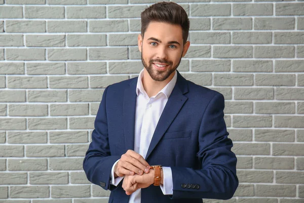 Retrato Hombre Negocios Guapo Sobre Fondo Ladrillo —  Fotos de Stock