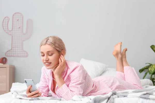 Mujer Joven Con Teléfono Móvil Escuchando Música Dormitorio —  Fotos de Stock