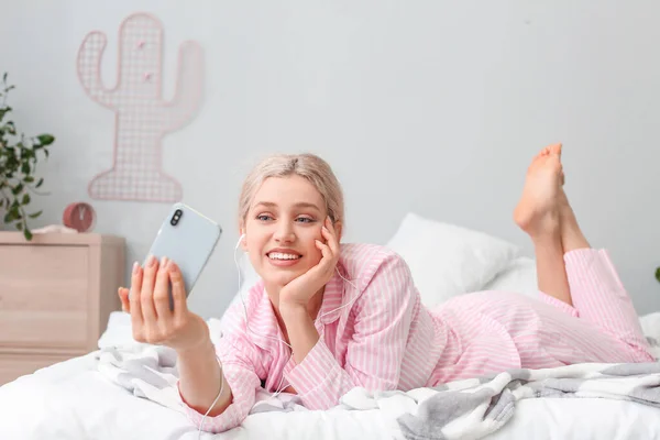 Mujer Joven Tomando Selfie Mientras Escucha Música Dormitorio —  Fotos de Stock