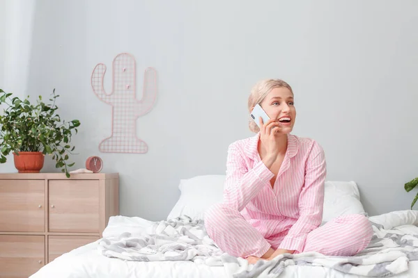 Young Woman Talking Mobile Phone Bedroom — Stock Photo, Image