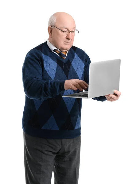 Ritratto Uomo Anziano Con Computer Portatile Sfondo Bianco — Foto Stock