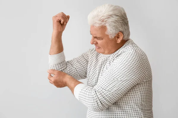Homem Idoso Que Sofre Síndrome Parkinson Fundo Cinzento — Fotografia de Stock