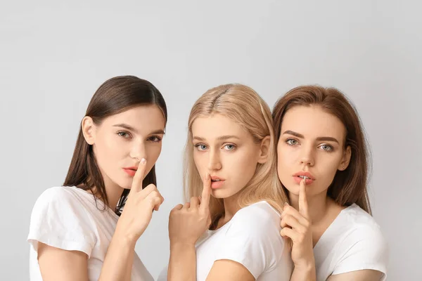 Güzel Makyajlı Genç Kadınlar Arka Planda Sessizlik Jesti Yapıyorlar — Stok fotoğraf