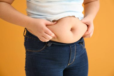 Renkli arka planda kilolu kız