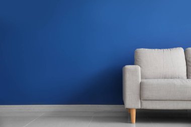 Renkli duvara yakın modern kanepe