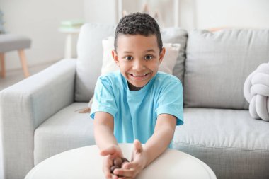 Evde çikolatalı tatlı yumurtalı tatlı Afro-Amerikalı çocuk