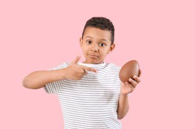 Renkli çikolata yumurtalı tatlı Afro-Amerikalı çocuk.