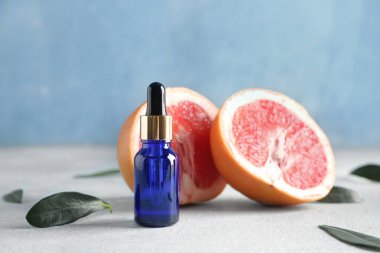 Masada bir şişe greyfurt yağı var.