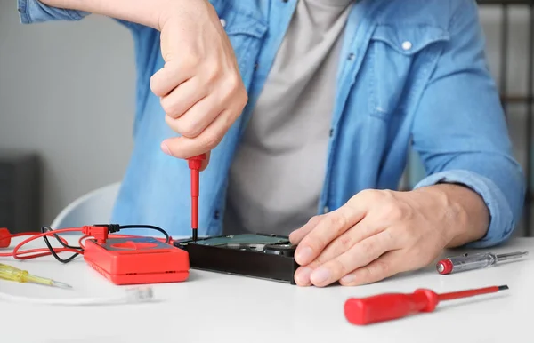 Electronic Technician Repairing Computer Service Center — Stock Photo, Image