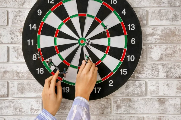 Ung Kvinna Spelar Dart Inomhus — Stockfoto