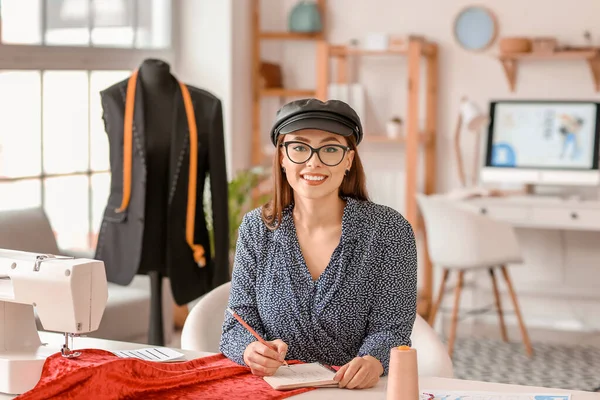 Young Woman Sewing Clothes Atelier — Stock Photo, Image