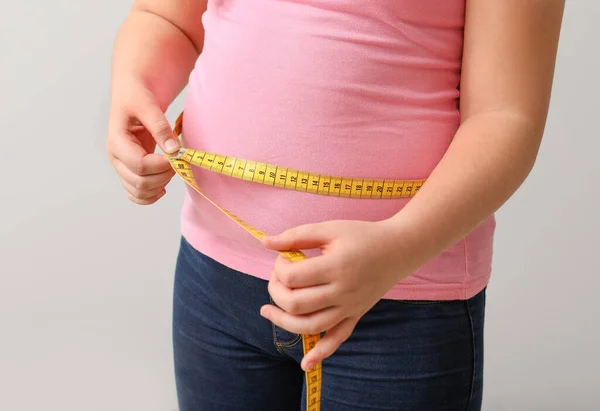 Ragazza Sovrappeso Misurare Sua Vita Sfondo Chiaro — Foto Stock