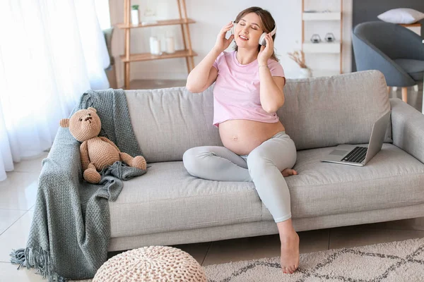 Hermosa Mujer Embarazada Escuchando Música Casa — Foto de Stock