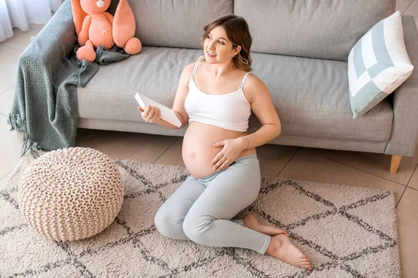Hermosa Mujer Embarazada Leyendo Libro Casa —  Fotos de Stock