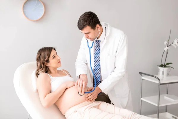 Mujer Embarazada Que Visita Ginecólogo Masculino Clínica — Foto de Stock