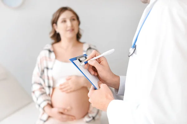 Беременная Женщина Посещает Гинеколога Мужчину Клинике — стоковое фото