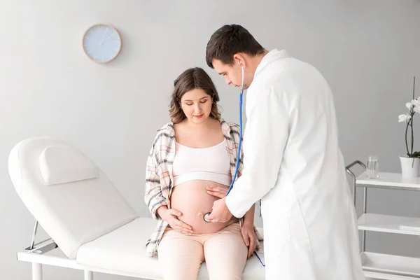Pregnant Woman Visiting Male Gynecologist Clinic — Stock Photo, Image