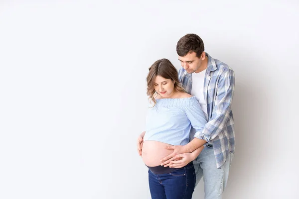 Mooi Zwanger Paar Grijze Achtergrond — Stockfoto