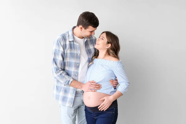 Krásný Těhotný Pár Šedém Pozadí — Stock fotografie