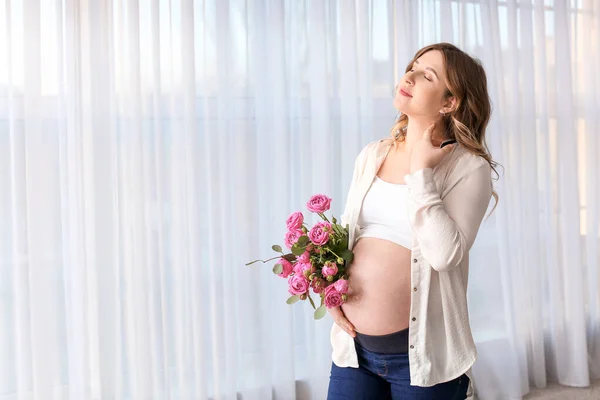Piękna Kobieta Ciąży Bukietem Kwiatów Domu — Zdjęcie stockowe