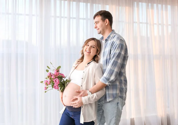 Beautiful Pregnant Couple Bouquet Flowers Home — Stock Photo, Image