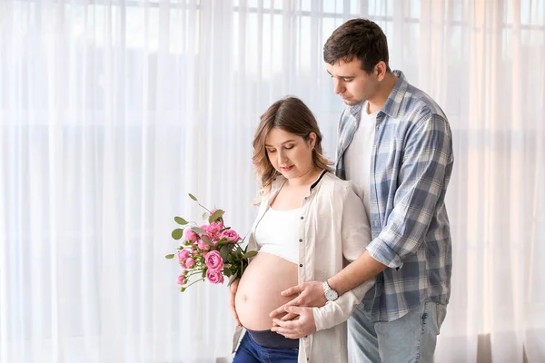 Beautiful Pregnant Couple Bouquet Flowers Home — Stock Photo, Image