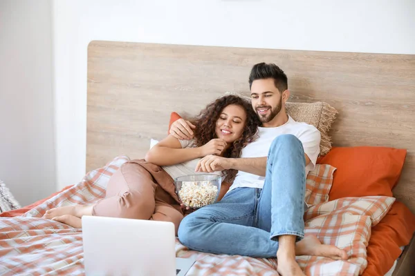 Feliz Joven Pareja Viendo Película Dormitorio — Foto de Stock