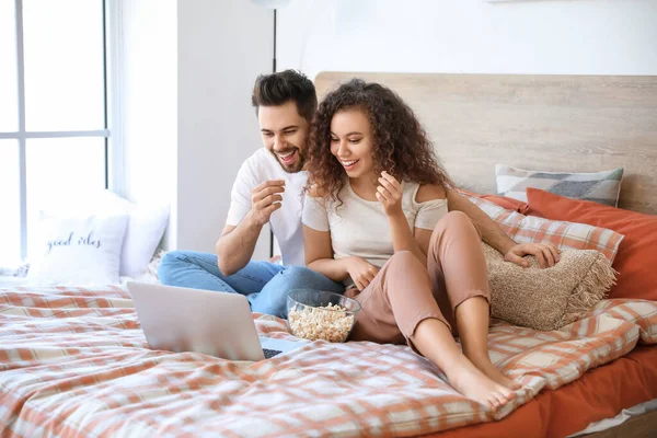 Gelukkig Jong Paar Kijken Film Slaapkamer — Stockfoto