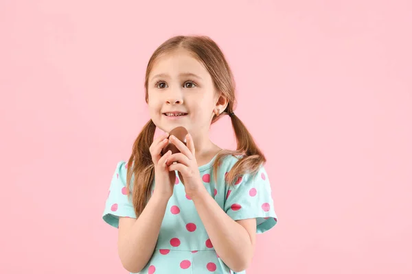 Χαριτωμένο Κοριτσάκι Γλυκό Αυγό Σοκολάτας Στο Φόντο Χρώμα — Φωτογραφία Αρχείου