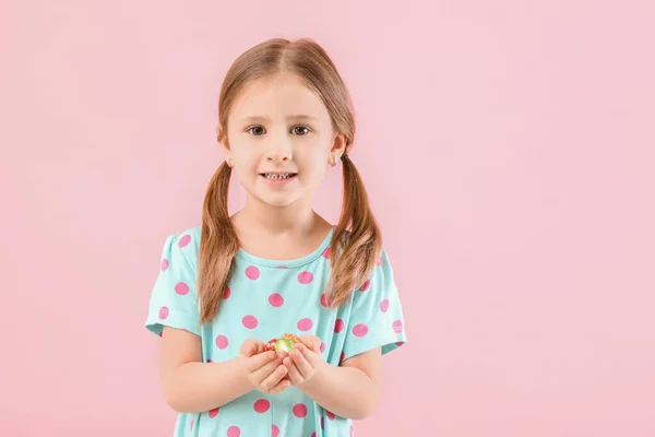 Cute Little Girl Słodkimi Czekoladowymi Jajkami Tle Koloru — Zdjęcie stockowe