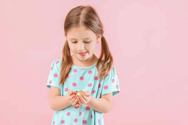 Renkli Çikolatalı Yumurtaları Olan Tatlı Küçük Bir Kız — Stok fotoğraf
