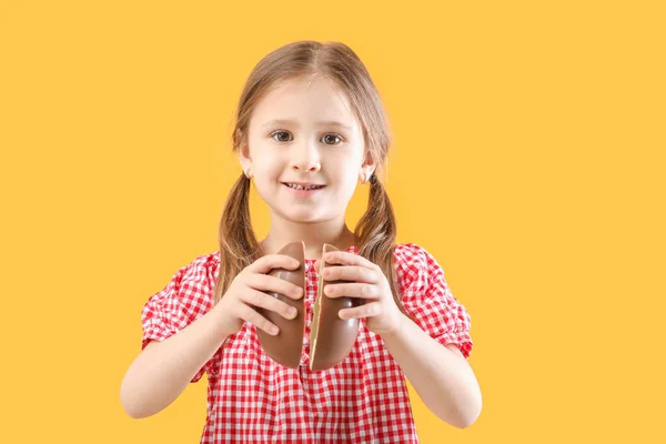 Милая Маленькая Девочка Сладким Шоколадным Яйцом Фоне Цвета — стоковое фото