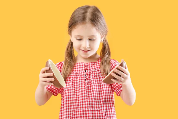 Nettes Kleines Mädchen Mit Süßem Schokoladenei Auf Farbigem Hintergrund — Stockfoto