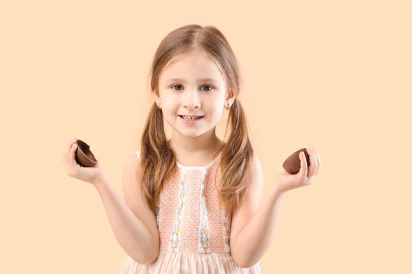 Renkli Çikolata Yumurtası Olan Tatlı Küçük Bir Kız — Stok fotoğraf