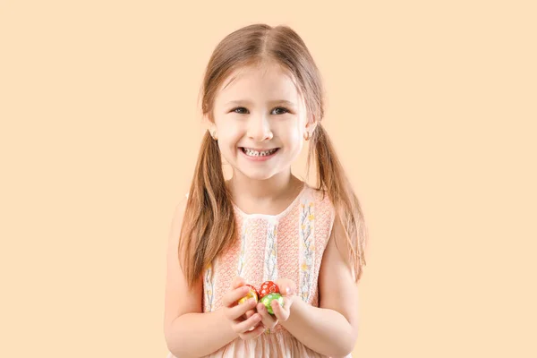 漂亮的小女孩 背景是彩色的甜巧克力蛋 — 图库照片