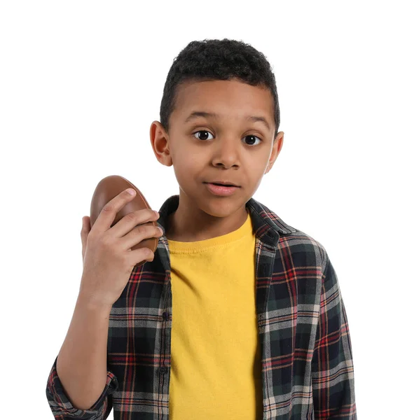 Carino Ragazzo Afro Americano Con Dolce Uovo Cioccolato Sfondo Bianco — Foto Stock