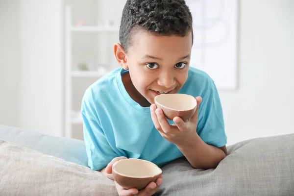Χαριτωμένο Αφροαμερικανό Αγόρι Γλυκό Αυγό Σοκολάτας Στο Σπίτι — Φωτογραφία Αρχείου