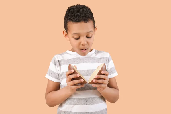 Χαριτωμένο Αφρο Αμερικανικό Αγόρι Γλυκό Αυγό Σοκολάτας Στο Φόντο Χρώμα — Φωτογραφία Αρχείου