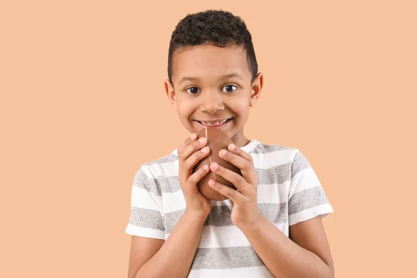 Menino Afro Americano Bonito Com Ovo Chocolate Doce Fundo Cor — Fotografia de Stock