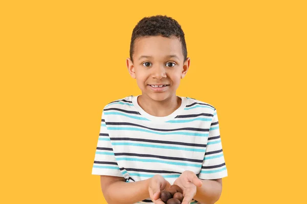 Cute Afroamerykanin Chłopiec Słodką Czekoladą Jaj Tle Koloru — Zdjęcie stockowe