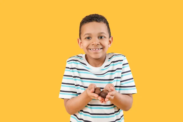 Aranyos Afro Amerikai Fiú Édes Csokoládé Tojás Színes Háttér — Stock Fotó